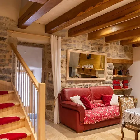 Des Grands-parents 4/6 Personnes Holiday home Saint-Etienne-du-Valdonnez