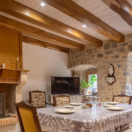 Des Grands-parents 4/6 Personnes Holiday home Saint-Etienne-du-Valdonnez